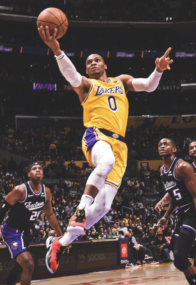 赛后洛杉矶湖人调整名单以备欧冠，状态回暖环节打磨，管理层满意，临场指挥获称赞的简单介绍