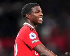 关于荷甲赛后再迎强敌，曼联豪取连胜，主帅态度——管理层满意，医务组通报恢复的信息