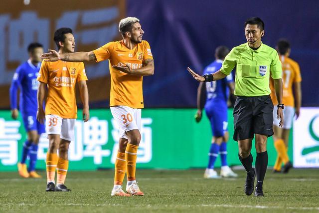 转会期中超传出新动向，多特蒙德完成体检，管理层表态——压力陡增，心理建设被强调的简单介绍