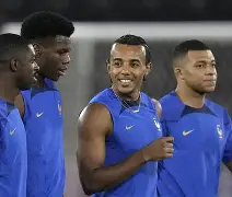 包含赛前金州勇士备战法国杯萨拉赫在法国队比赛中战术调整之后，马赛国际比赛日再遭质疑的词条